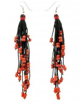 Pompon noir en boucles d'oreilles avec des perles
