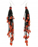 Pompon noir en boucles d'oreilles avec des perles