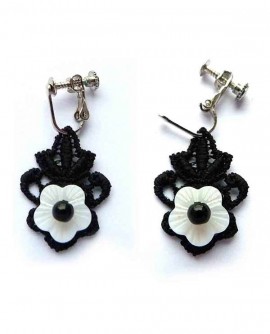 Fleur blanche et dentelle noire boucles dormeuse ou pour oreilles non perçées