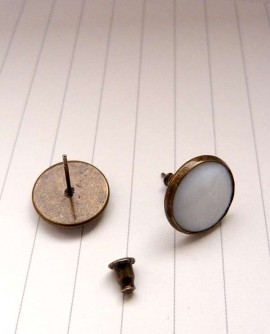 cabochon rond de nacre blanc cassé, boucles d'oreilles puces style rétro