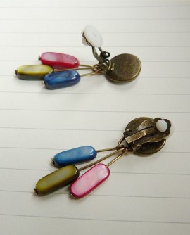 cabochon rond de nacre blanc cassé, boucles d'oreilles puces style rétro