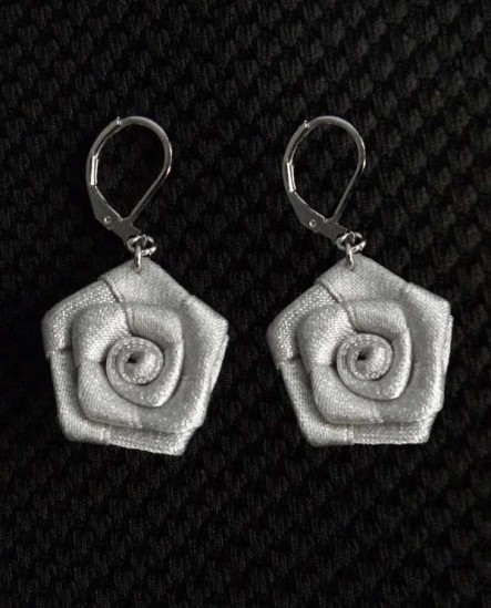boucles d'oreilles rose rouge