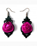 boucles d'oreilles : dentelle noire et fleur de satin rose fuchsia