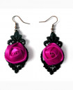 boucles d'oreilles : dentelle noire et fleur de satin rose fuchsia