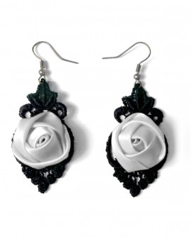 Boucles d'oreilles en noir et blanc, dentelle et fleur