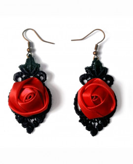 rose rouge vif et dentelle noire : des boucles d'oreilles légères
