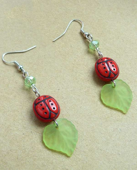Boucles d'oreilles coccinelle rouge et feuille verte
