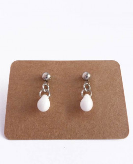 Boucles d'oreilles puces goutte blanche