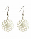 Boucles d'oreilles fleur nacre blanche mariage mariée bohème