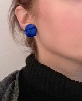 boucles d'oreilles : fleur de satin bleu roi - puces ou clip