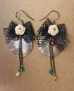 Boucles D'oreilles esprit vintage, dentelle noire et fleurs roses