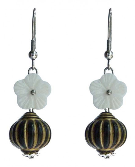 Boucles D'oreilles à fleur blanche et pampille noire et or