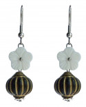 Boucles D'oreilles à fleur blanche et pampille noire et or