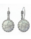 dormeuses blanches : boucles d'oreilles blanc marbré et argentées