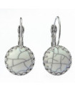 dormeuses blanches : boucles d'oreilles blanc marbré et argentées