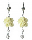 boucles d oreilles fleurs jaune pâles et perles d'eau douce