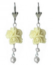 boucles d'oreilles dormeuses fleurs jaune crème et perles nacrées