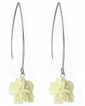 boucles d'oreilles longues à fleurs jaune crème