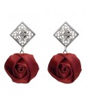 Boucles d'oreilles puces dentelle argentée et fleur de satin rouge bordeaux
