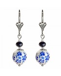 Boucles d'oreilles dormeuses - fleurs bleues sur porcelaine blanche