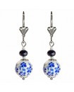 Boucles d'oreilles dormeuses fleurs bleues sur porcelaine blanche