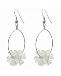 Boucles d'oreilles créoles anneaux fleurs blanches translucides légères et perles nacrées