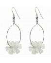 Boucles d'oreilles créoles anneaux fleurs blanches translucides légères et perles nacrées
