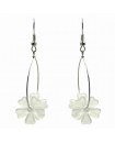 Boucles d'oreilles créoles anneaux fleurs blanches translucides légères et perles nacrées